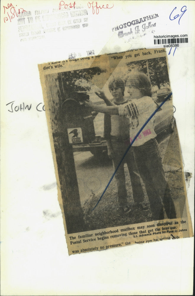 1982 Press Photo Children using a neighborhood Post Office box - sia08386