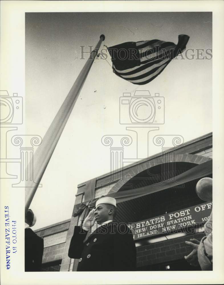 Load image into Gallery viewer, 1989 Press Photo Navy Color Guard salutes the flag at New Dorp Post Office
