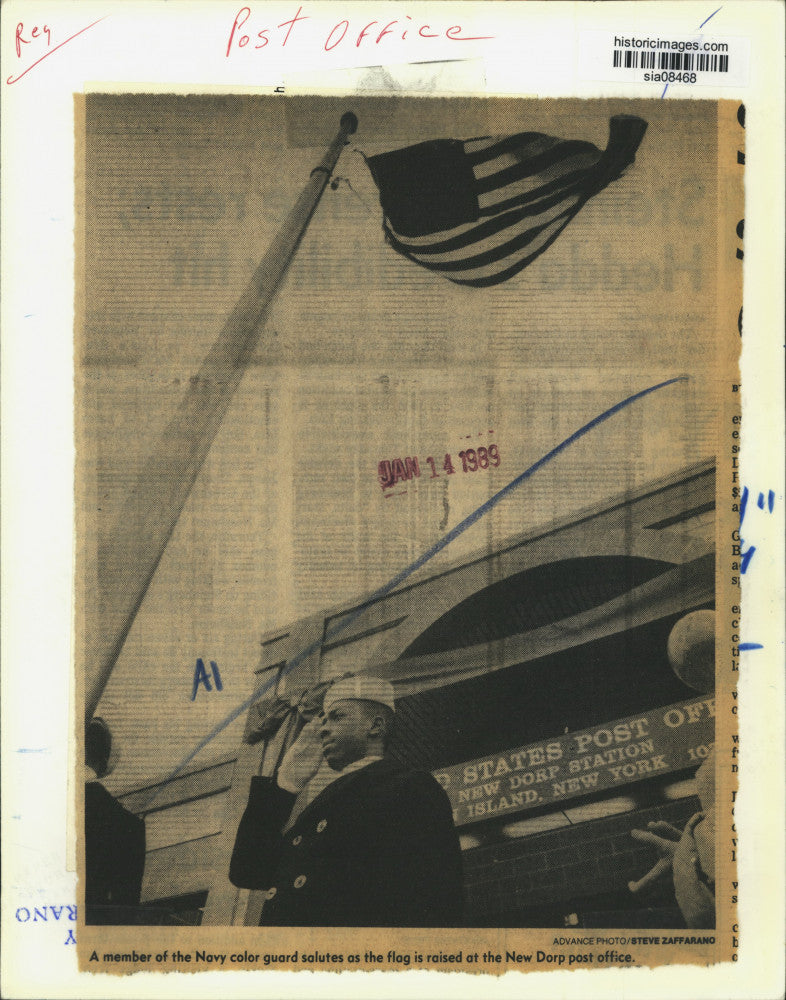 Load image into Gallery viewer, 1989 Press Photo Navy Color Guard salutes the flag at New Dorp Post Office
