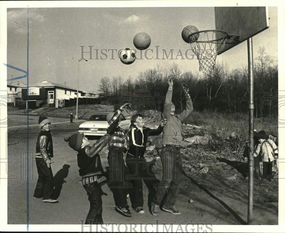 1980 Press Photo Children playing basketball on Romona Avenue, Huguenot- Historic Images