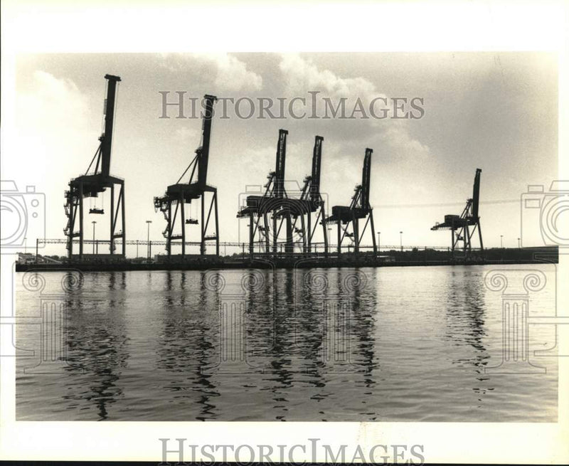 Load image into Gallery viewer, Press Photo View of the shipping cranes at Howland Hook - sia08939
