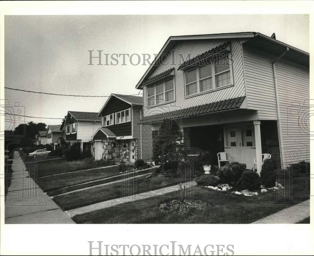 Press Photo Exterior view of 1970&#39;s housing, Fieldstone Road, Bulls Head