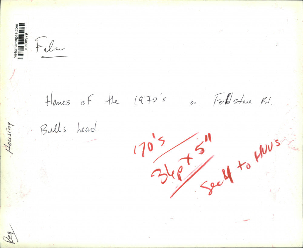 Press Photo Exterior view of 1970's housing, Fieldstone Road, Bulls Head