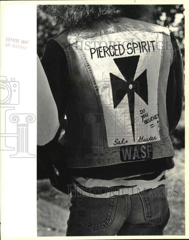 Load image into Gallery viewer, 1986 Press Photo Teenage student wearing a Pierced Spirit jacket - sia09147

