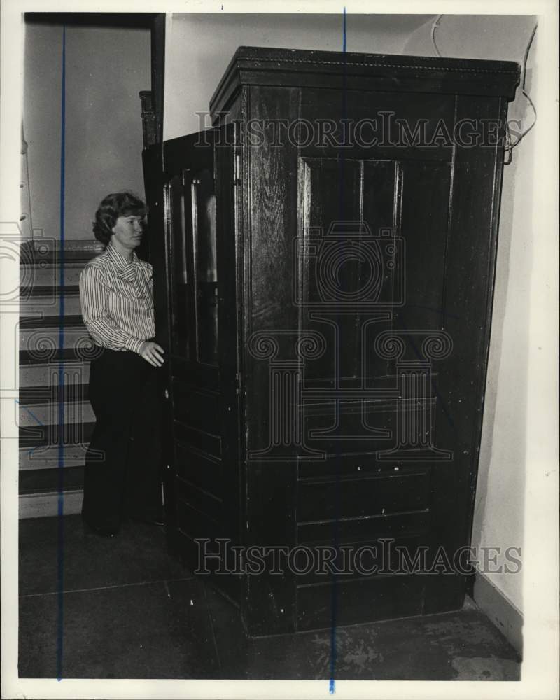 Load image into Gallery viewer, 1978 Press Photo Edna Matthes at wooden telephone booth, Staten Island Hospital
