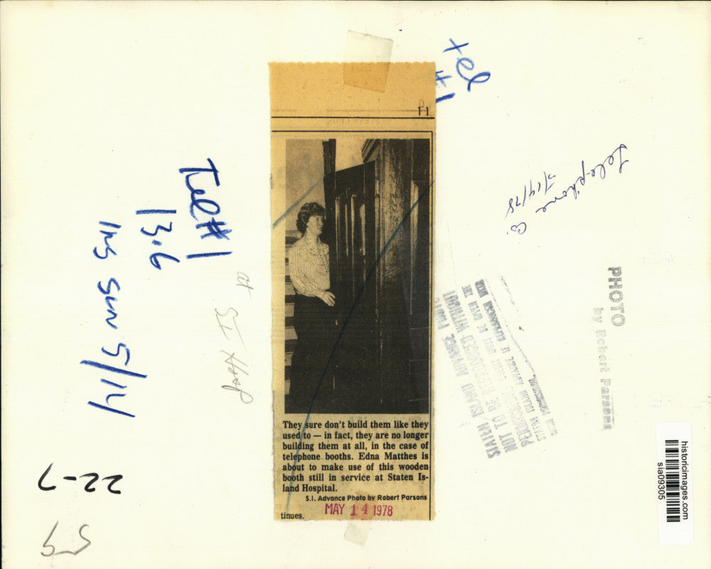 1978 Press Photo Edna Matthes at wooden telephone booth, Staten Island Hospital