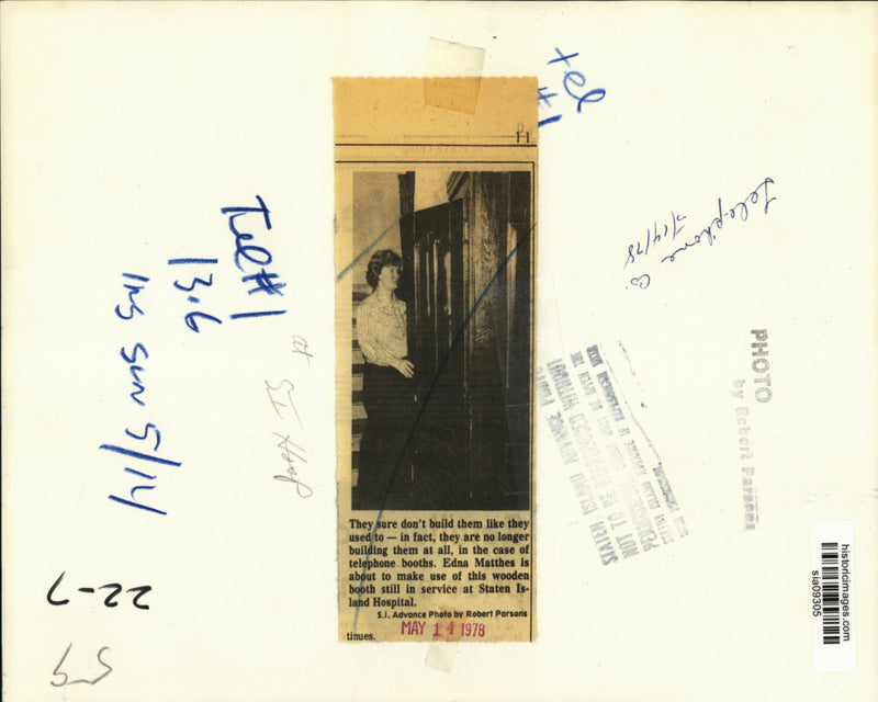 Load image into Gallery viewer, 1978 Press Photo Edna Matthes at wooden telephone booth, Staten Island Hospital
