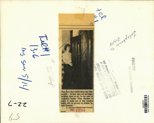 1978 Press Photo Edna Matthes at wooden telephone booth, Staten Island Hospital