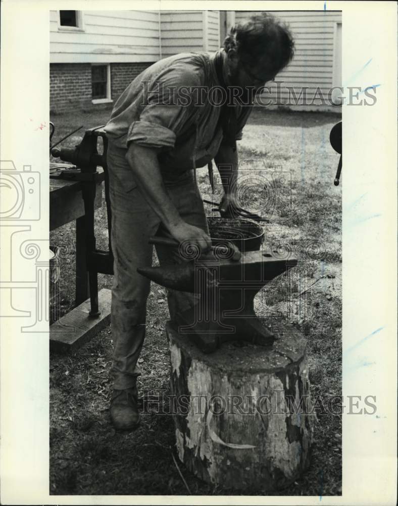 Load image into Gallery viewer, 1983 Press Photo Blacksmith at Richmondtown Restoration, Staten Island
