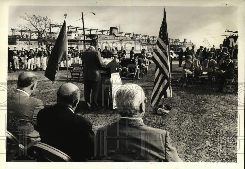 1983 Press Photo Borough President Anthony Gaeta speaking at event, Stapleton
