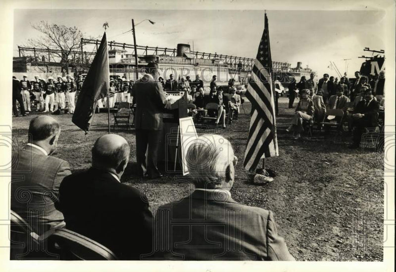 Load image into Gallery viewer, 1983 Press Photo Borough President Anthony Gaeta speaking at event, Stapleton
