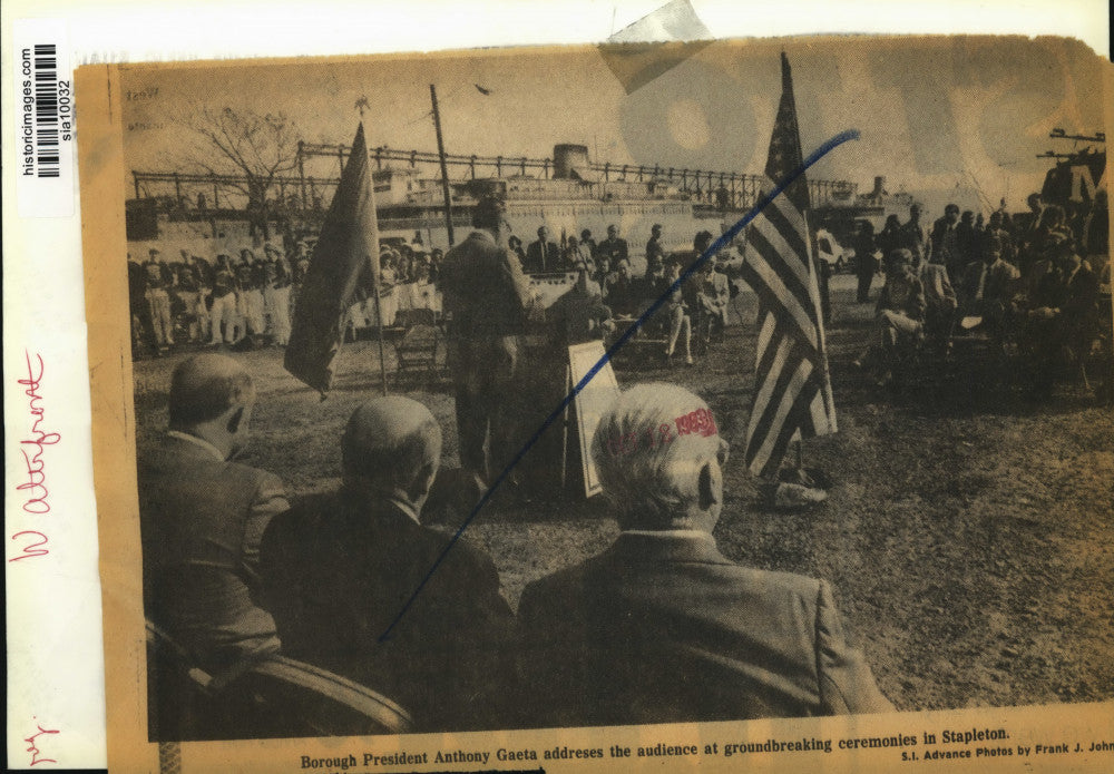1983 Press Photo Borough President Anthony Gaeta speaking at event, Stapleton