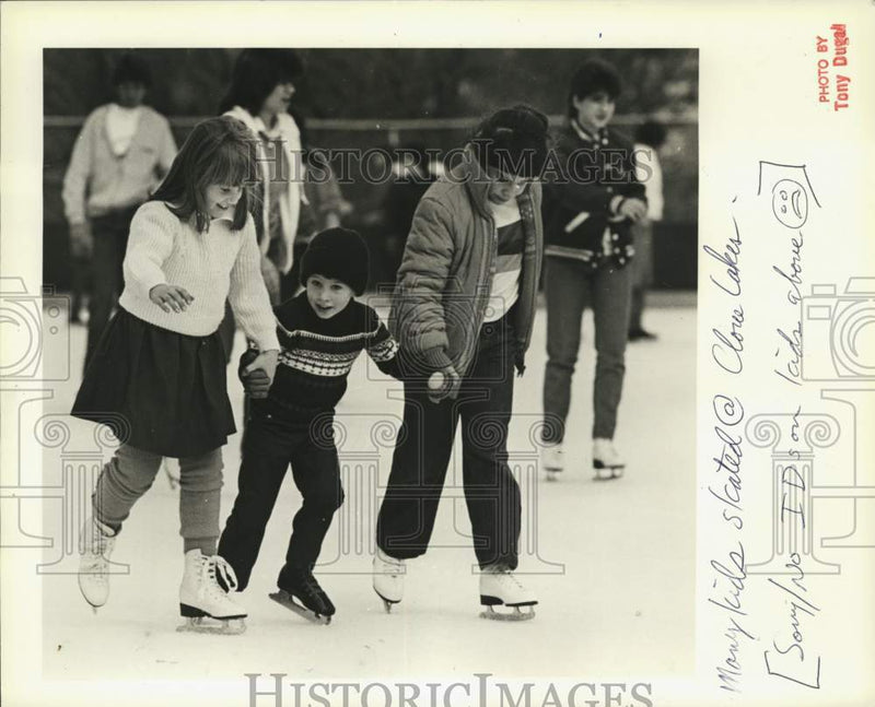 Load image into Gallery viewer, 1984 Press Photo Children ice skating at War Memorial rink in Clove Lakes Park

