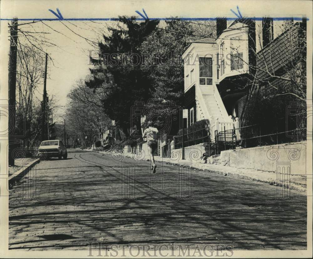 1978 Press Photo A jogger on Hillside Avenue, Stapleton - sia10258- Historic Images