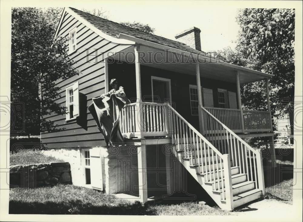 1981 Press Photo Rosemary Nattland cleaning house at Richmondtown - sia10581
