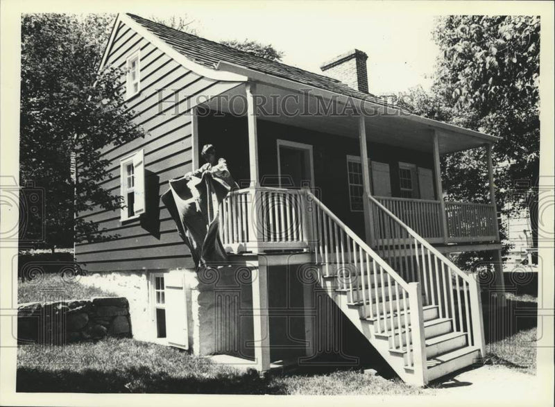 Load image into Gallery viewer, 1981 Press Photo Rosemary Nattland cleaning house at Richmondtown - sia10581
