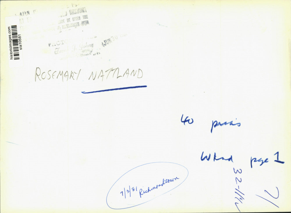 1981 Press Photo Rosemary Nattland cleaning house at Richmondtown - sia10581