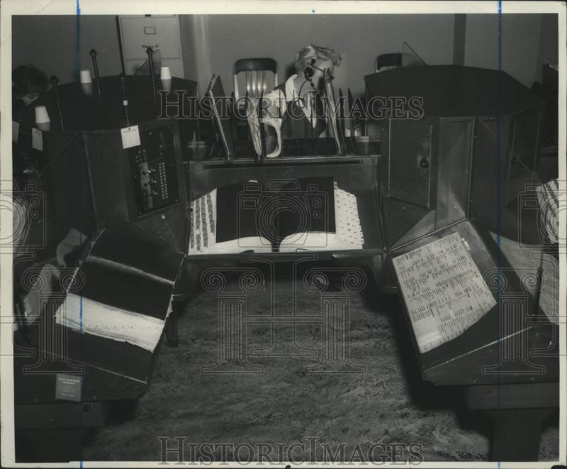 Load image into Gallery viewer, 1964 Press Photo Telephone company operator at work - sia10686

