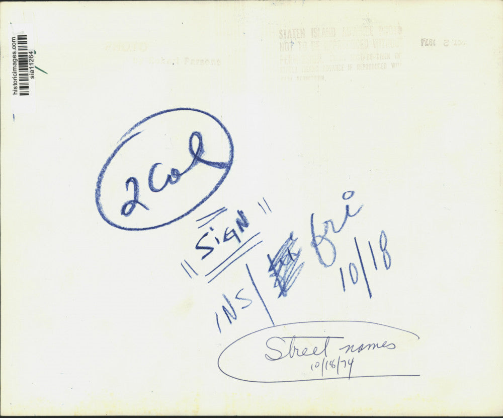 1974 Press Photo Thressea Place & Victory Boulevard street signs - sia11264