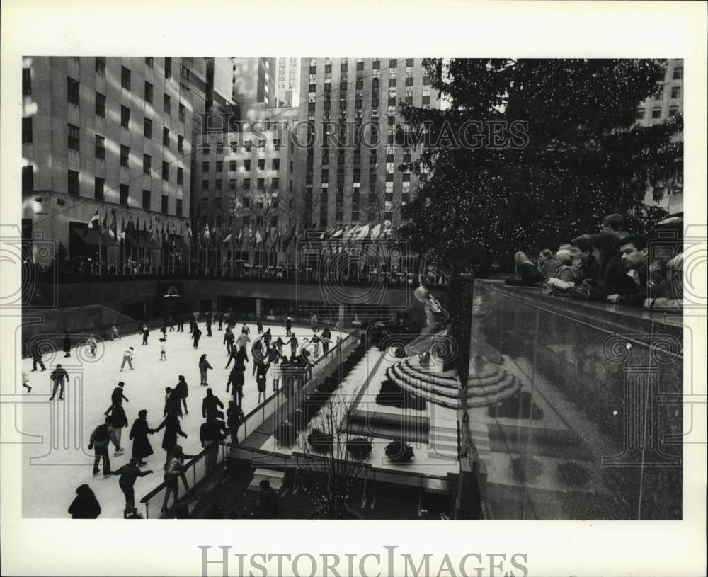 Press Photo Ice skaters skating at Rockefeller Center - sia11346- Historic Images