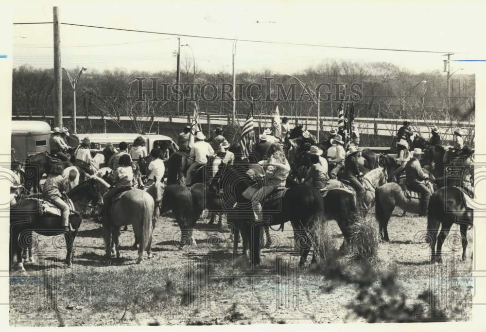 1980 Press Photo Large group of horseback riders at a rodeo - sia11408- Historic Images