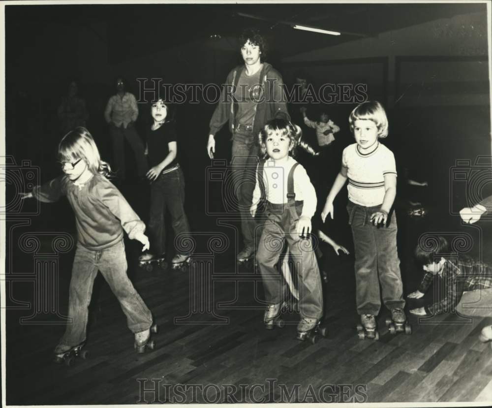 1980 Press Photo Barbara North teaching children how to roller skate - sia11486- Historic Images