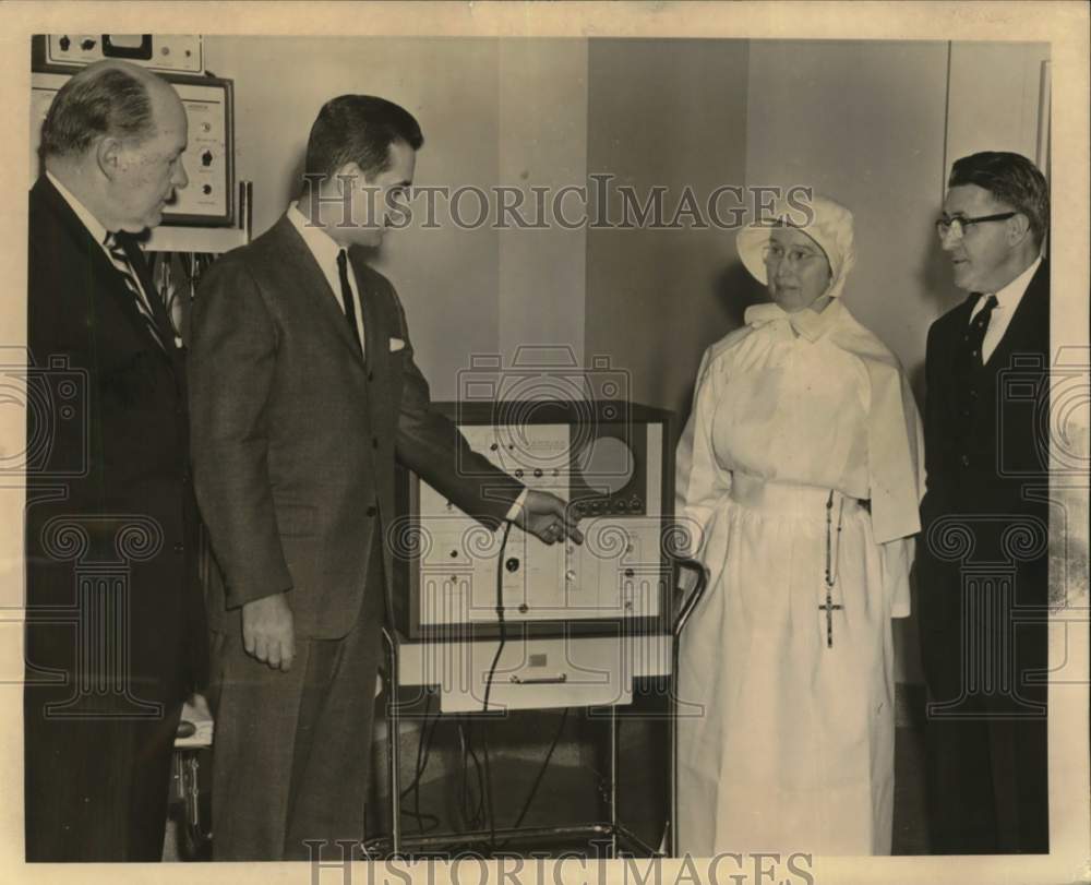 1964 Press Photo Friends of St. Vincent's Hospital annual meeting - sia11656