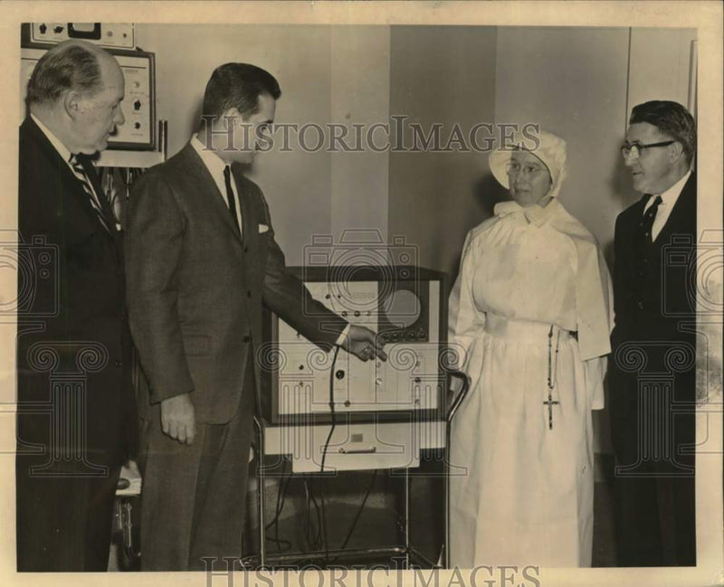 Load image into Gallery viewer, 1964 Press Photo Friends of St. Vincent's Hospital annual meeting - sia11656
