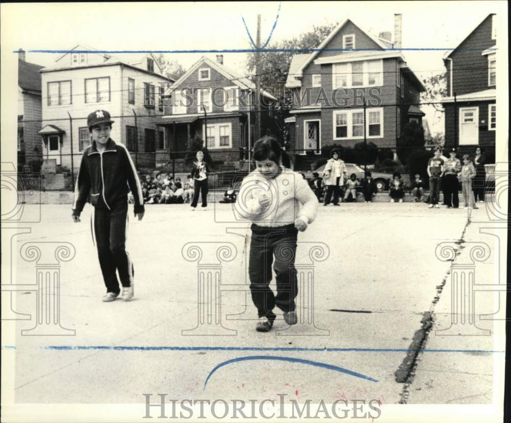 1981 Press Photo PS 19 student Rumina Lazzara & other in Special Olympics race- Historic Images