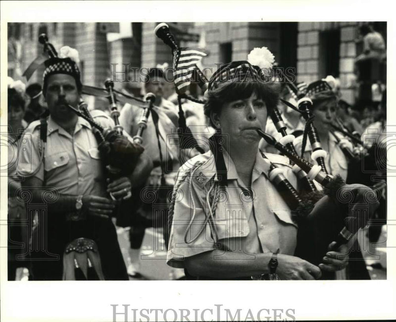 Load image into Gallery viewer, 1991 Press Photo Staten Island Pipers in Operation Desert Storm Parade
