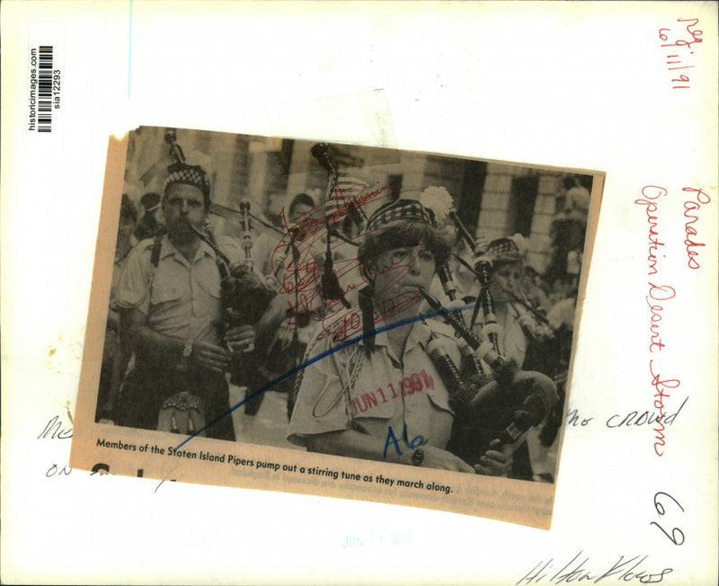 Load image into Gallery viewer, 1991 Press Photo Staten Island Pipers in Operation Desert Storm Parade
