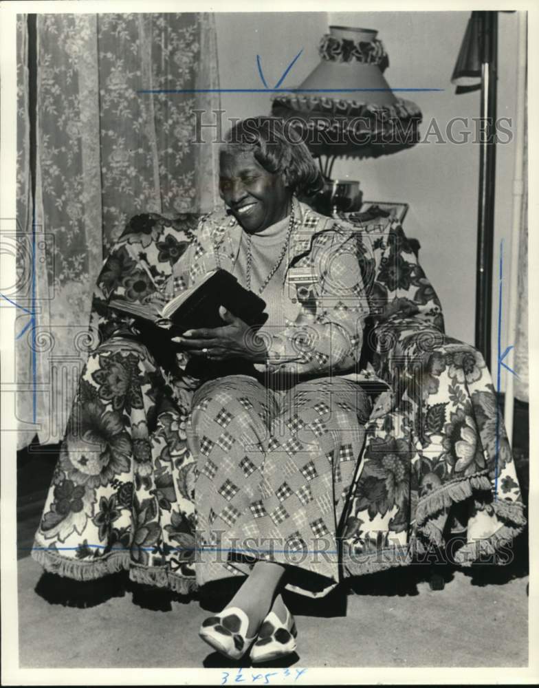 1974 Press Photo Miss Helen L. Henry reading a book - sia14057