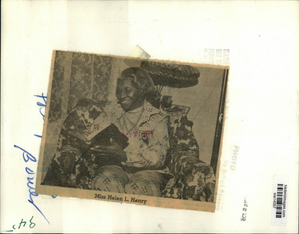 1974 Press Photo Miss Helen L. Henry reading a book - sia14057