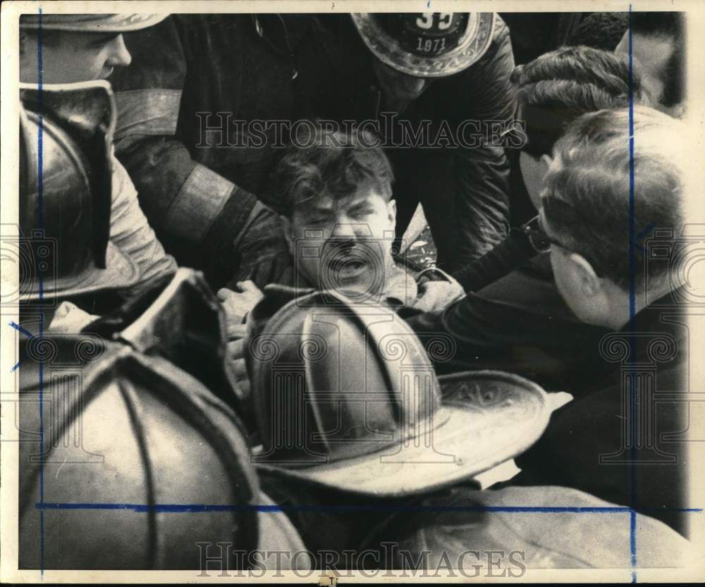 1967 Press Photo William Ferrell being rescued from New Street building collapse- Historic Images