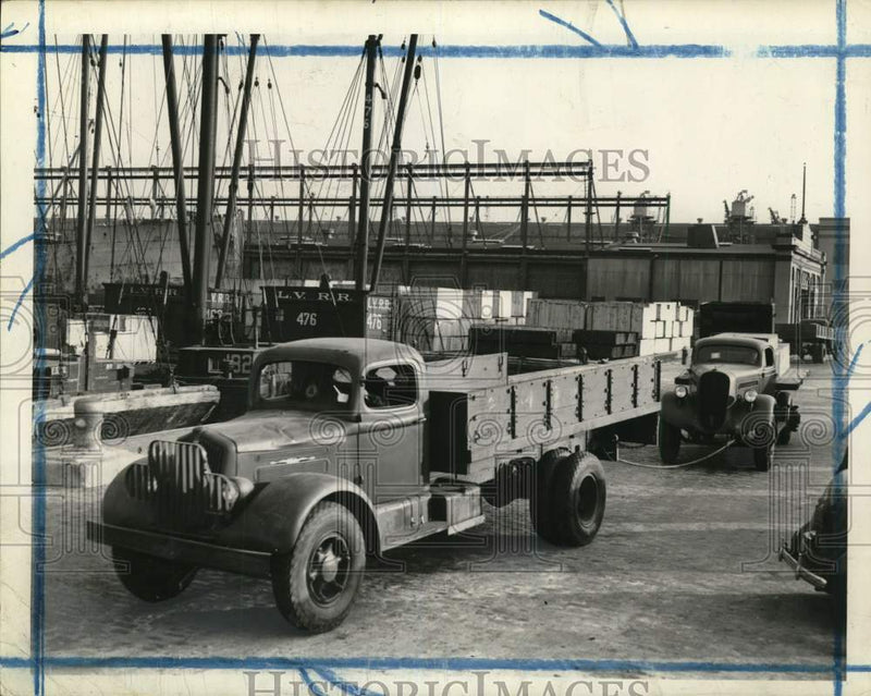 Load image into Gallery viewer, 1940 Press Photo Truck being towed from Free Port to Pier 10 for crating
