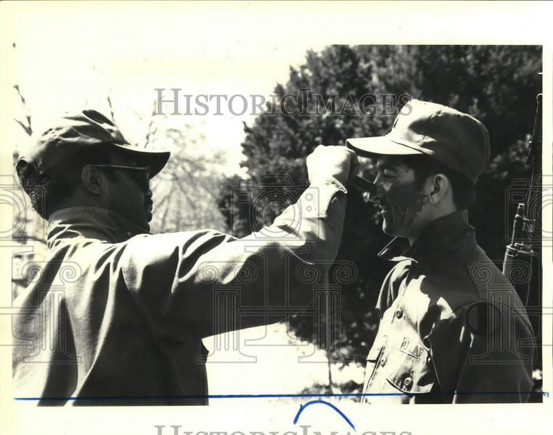 Load image into Gallery viewer, 1981 Press Photo Officer paints camouflage on a platoon member, Fort Wadsworth
