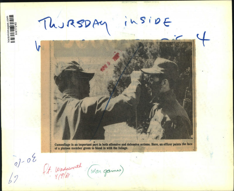 Load image into Gallery viewer, 1981 Press Photo Officer paints camouflage on a platoon member, Fort Wadsworth
