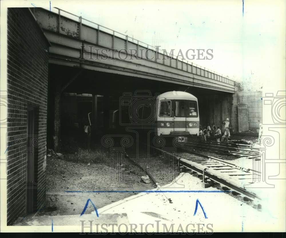 1984 Press Photo Staten Island Rapid Transit crew working on a derailed train- Historic Images