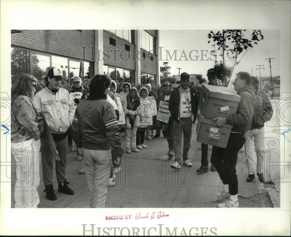 1989 Press Photo New York Telephone Workers on Strike Blocking Man Port Richmond- Historic Images