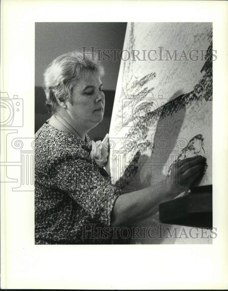 1990 Press Photo Mrs. William (Kathleen) Pfeiffer Draws Inspirational Picture- Historic Images