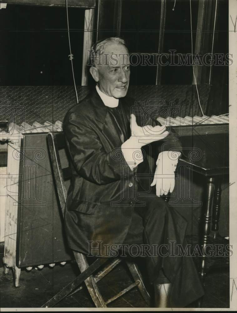 Load image into Gallery viewer, 1936 Press Photo Reverend Francis Heahey of Blessed Sacrament Church, Manor Road
