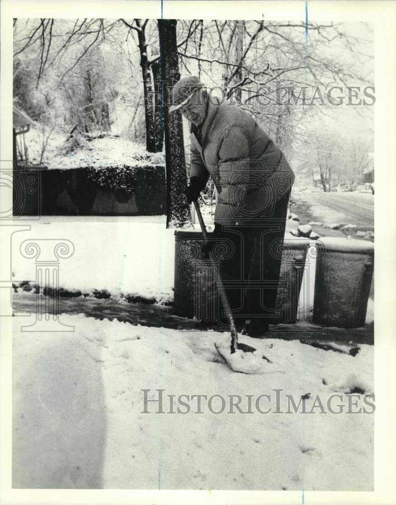 1982 Press Photo Louis Corrgard Shovels Driveway in Dongan Hills After Blizzard
