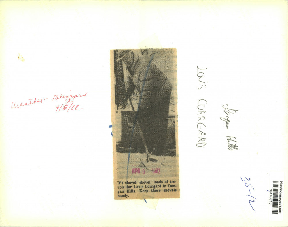 1982 Press Photo Louis Corrgard Shovels Driveway in Dongan Hills After Blizzard