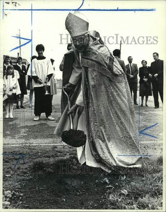 1982 Press Photo Bishop Patrick Ahern at groundbreaking ceremony, Arrochar