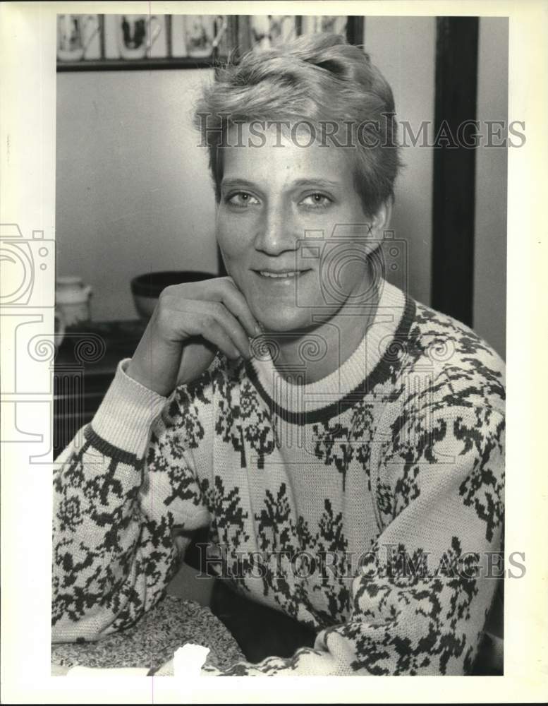 1988 Press Photo Linda J. Pedersen, Firefighter in Dongan Hills, at Home- Historic Images