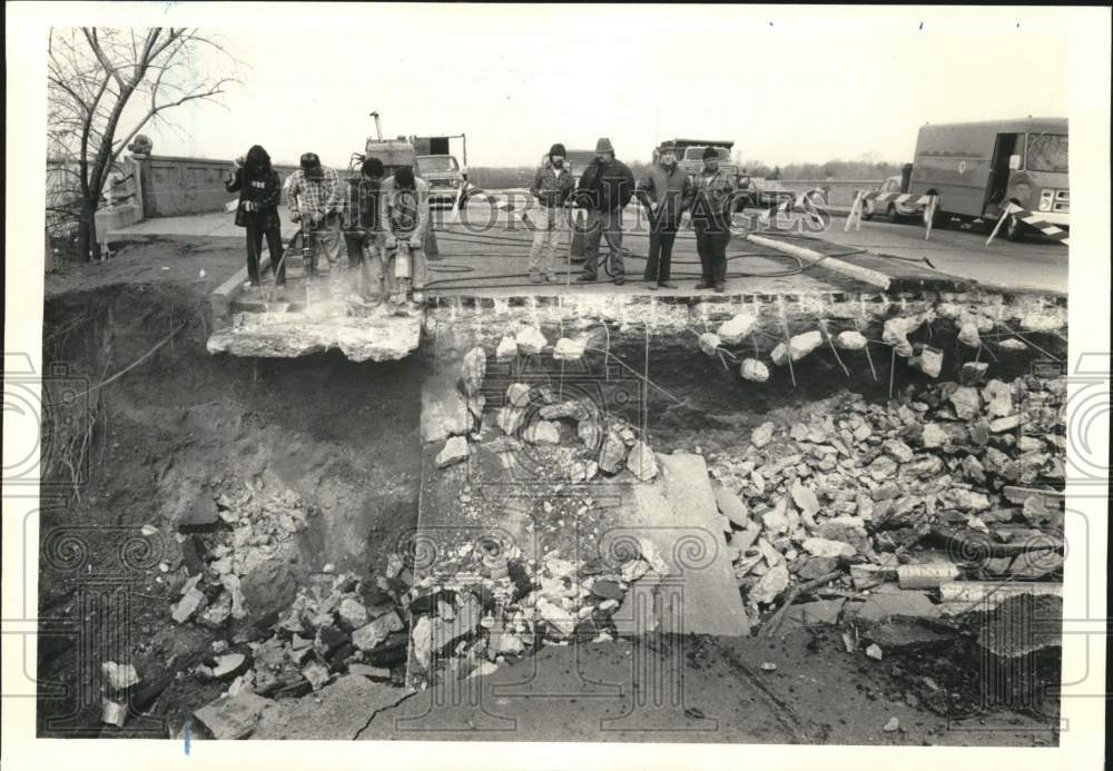 1982 Press Photo Workers inspect damaged Page Avenue Bridge, Richmond Valley- Historic Images