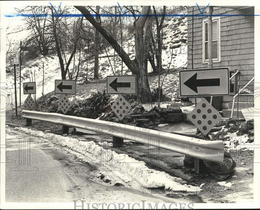 1975 Press Photo Arrows on Guard Rail Mark Curve on Van Duzer Street, Stapleton- Historic Images