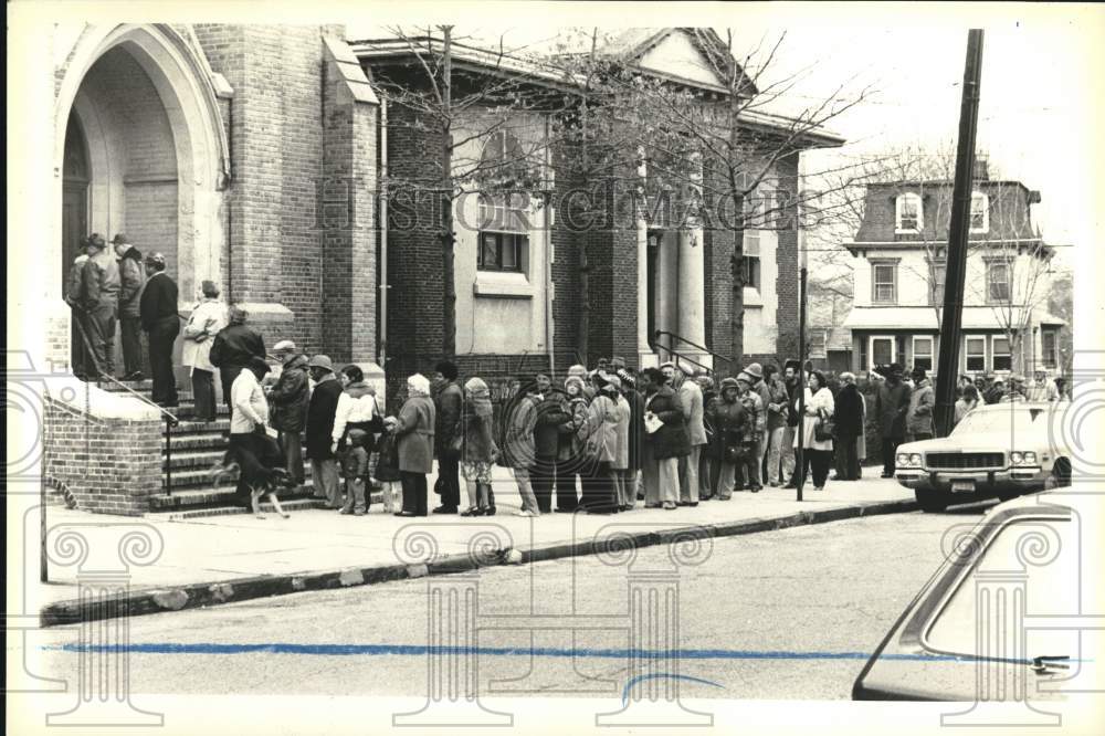 1983 Press Photo People Line Up for Surplus Cheese Giveaway in Port Richmond- Historic Images