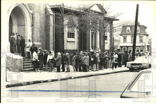 1983 Press Photo People Line Up for Surplus Cheese Giveaway in Port Richmond- Historic Images