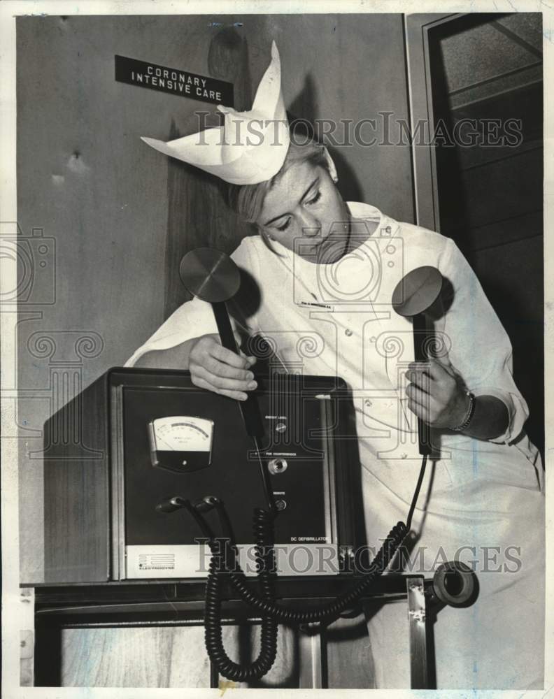 1969 Press Photo Nurse Claire Sonnergren inspects a D.C. Defibrillator- Historic Images